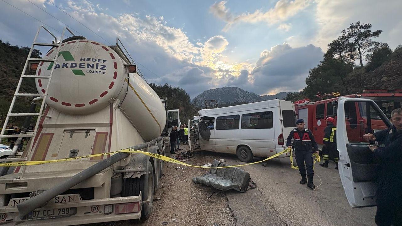 Antalya'da TIR ile minibüs çarpıştı: 7 ölü, 7 yaralı