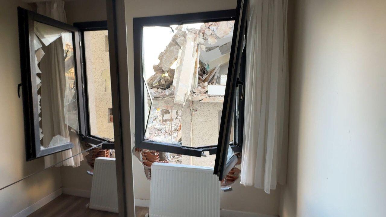 Avcılar'da yıkım sırasında beton parçaları yandaki binaya zarar verdi