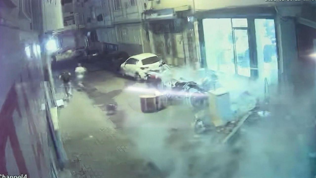 Fatih’te 4 katlı binadan kopan beton parçaları araçların üzerine düştü