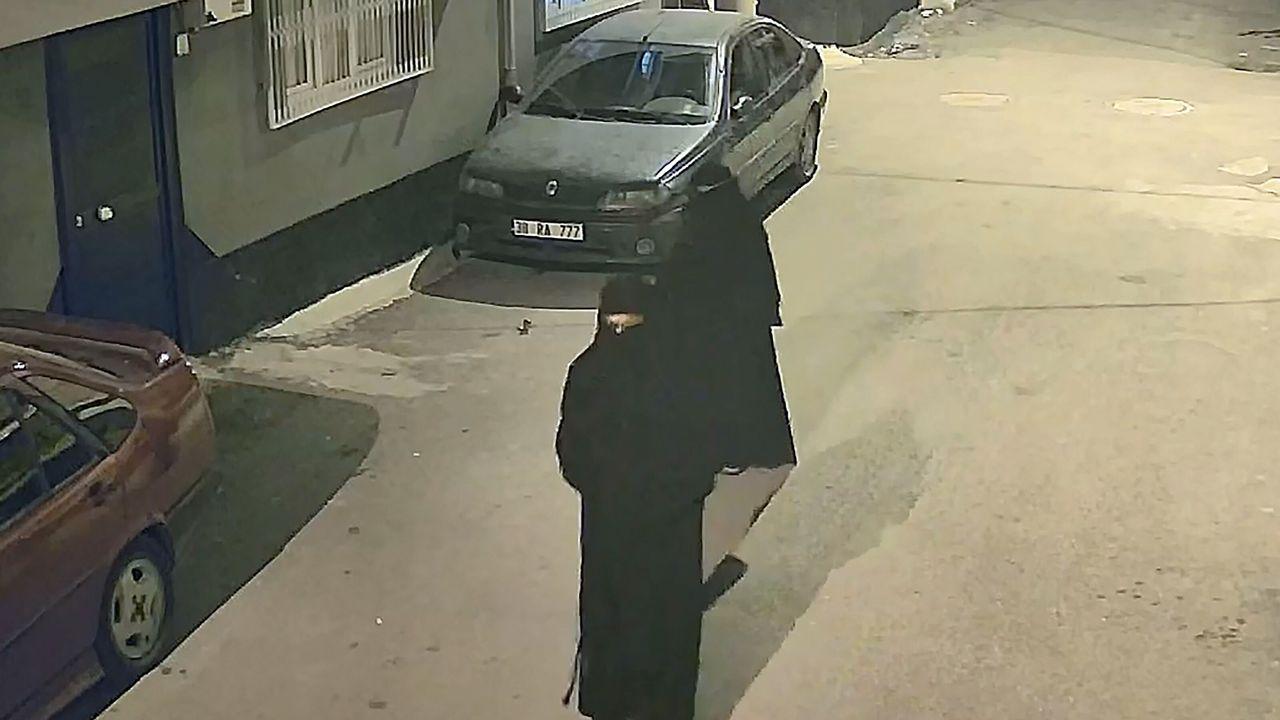 Çarşaf giyip, maymuncukla kapısını açtıkları evden altın ve para çaldılar