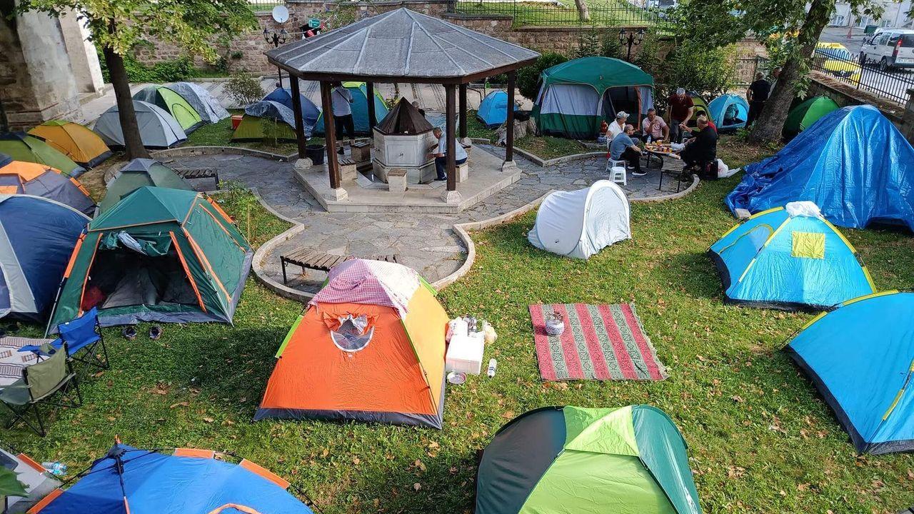 Edirne’de otellerde yer bulamayan güreşseverler, çadırlarda konaklıyor