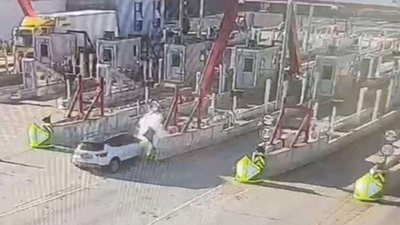 Otoyol gişelerine çarpan otomobildeki karı-kocayı ölüm ayırdı