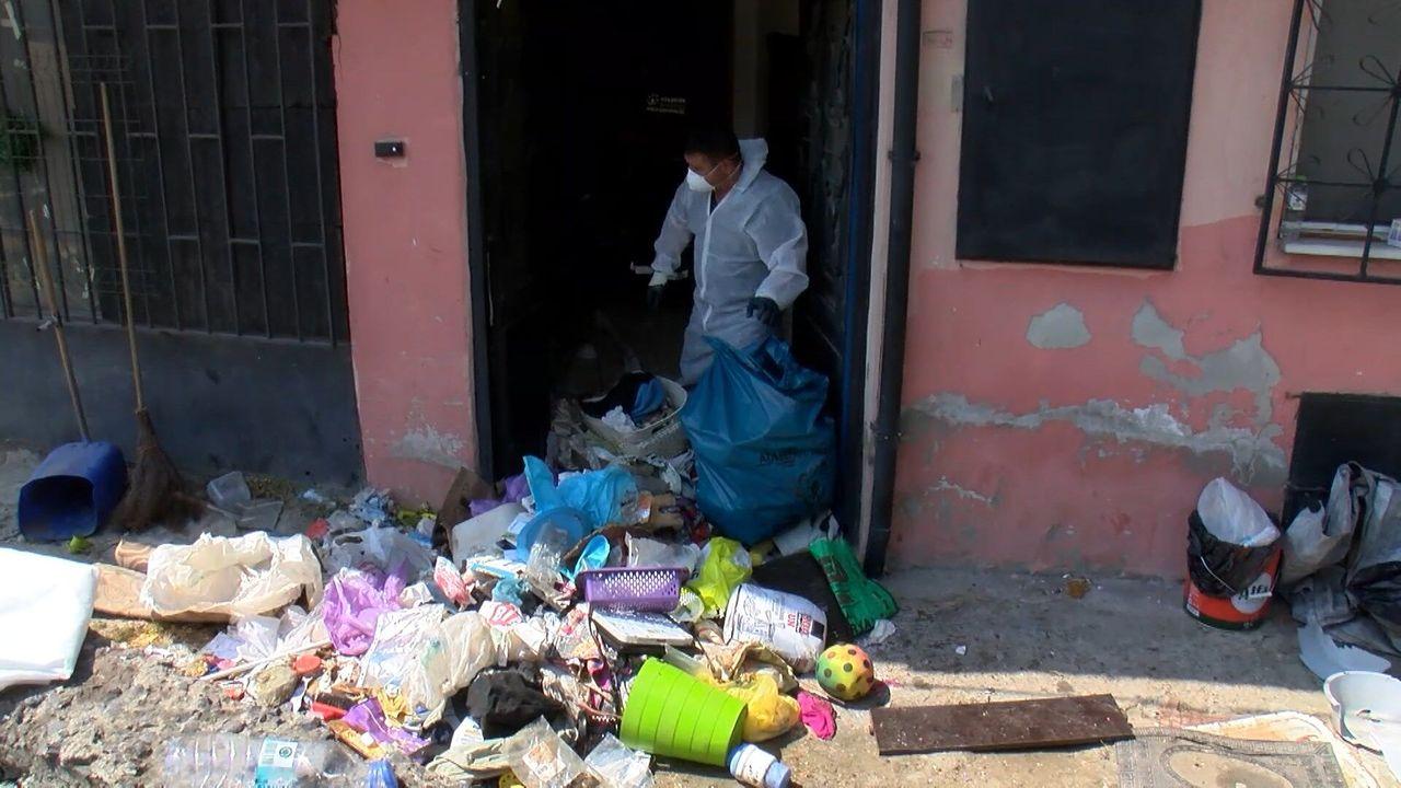 Ataşehir'de kokudan rahatsız olan mahalleli ihbar etti; evden 5 kamyon çöp çıktı