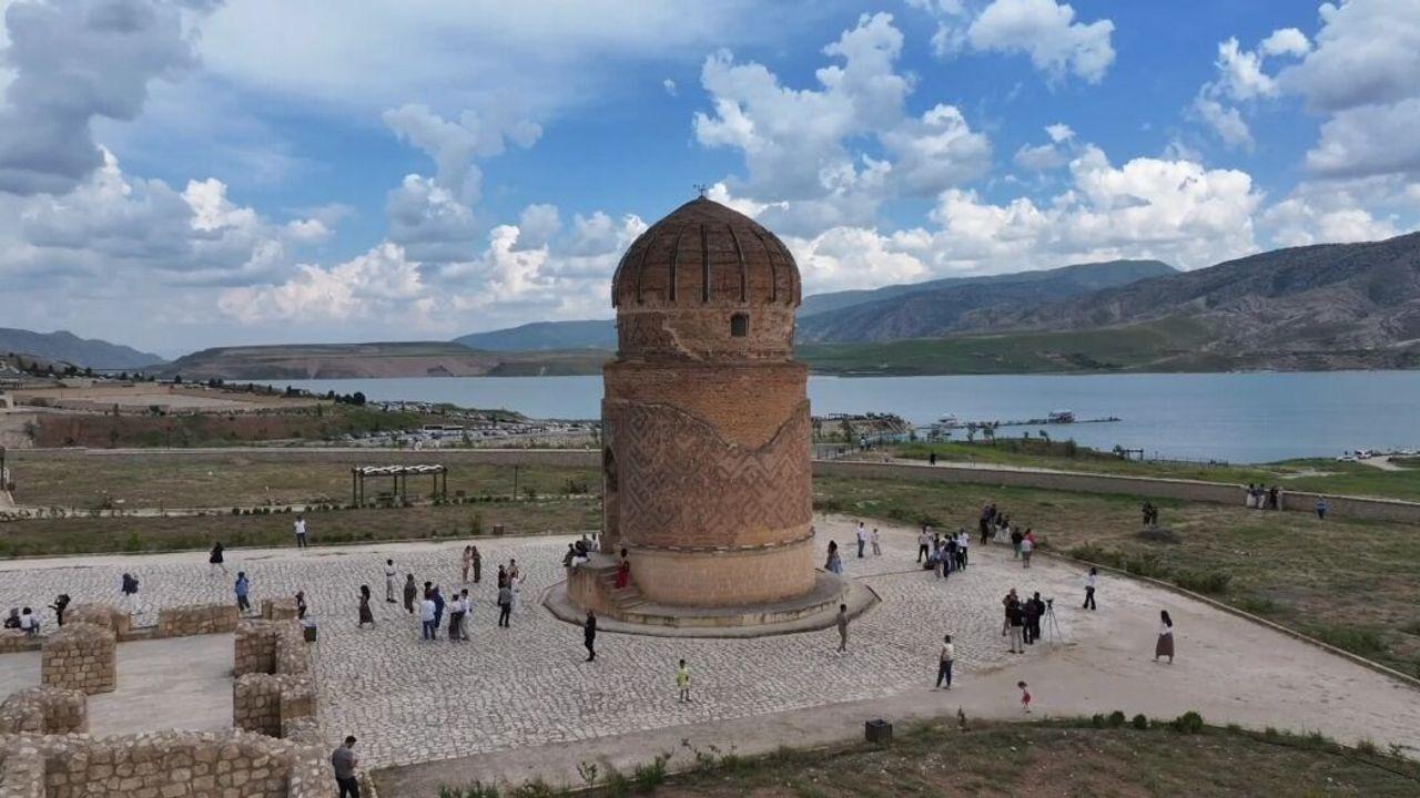 12 bin yıllık geçmişe sahip Hasankeyf'te bayram yoğunluğu