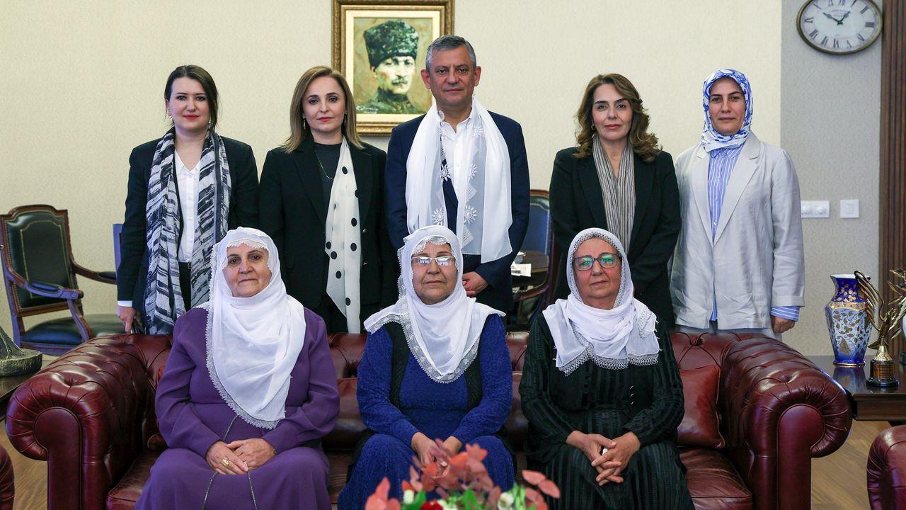 Özgür Özel 'Barış Anneleri' heyetini kabul etti