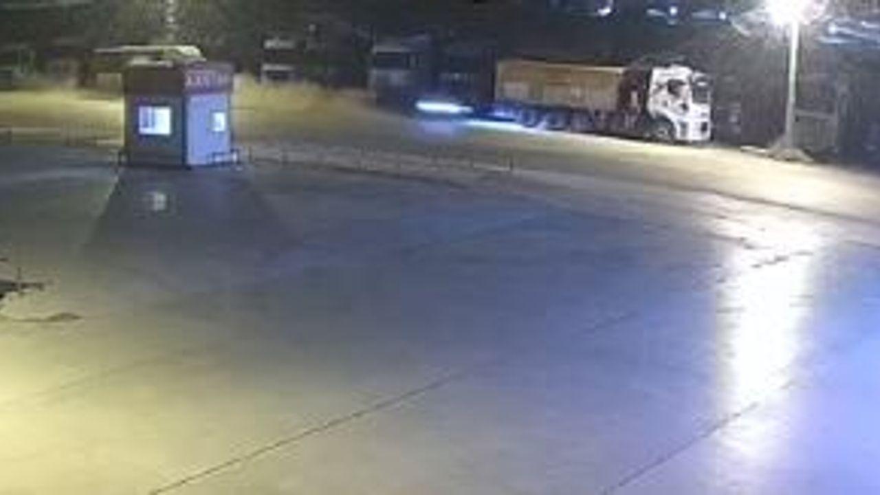Ankara'da otomobil kamyona çarptı; kaza kamerada: 3 ölü, 1 yaralı