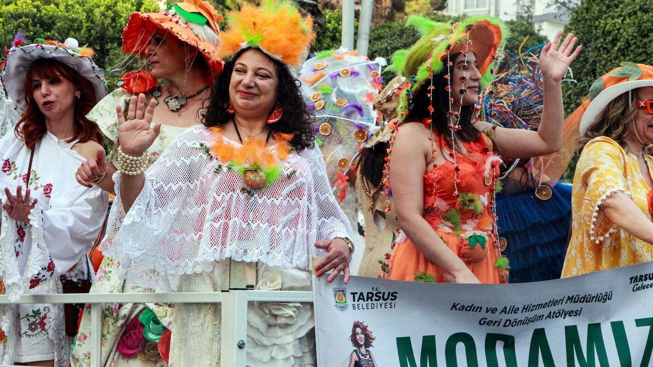 Uluslararası Adana Portakal Çiçeği Karnavalı'nın korteji, renkli görüntülere sahne oldu