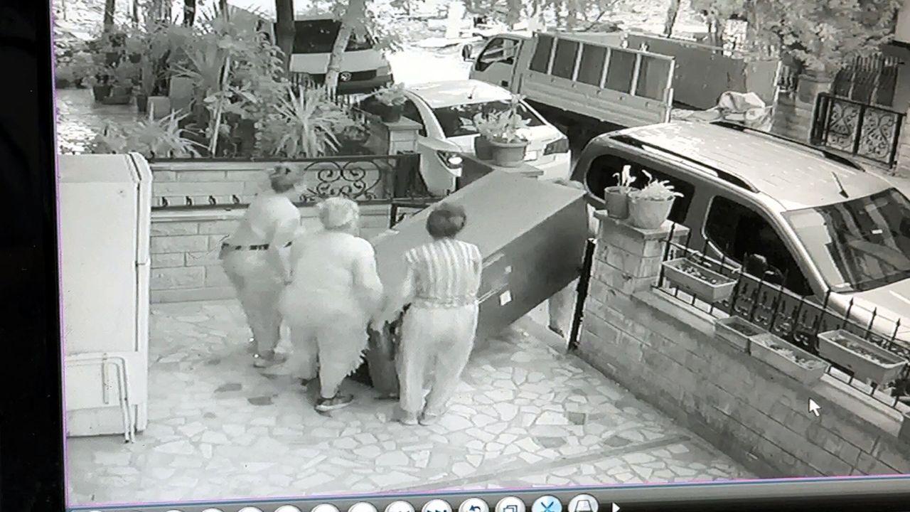 Avcılar'da yaklaşık 100 kilogram buzdolabını çalan 4 kadın kamerada