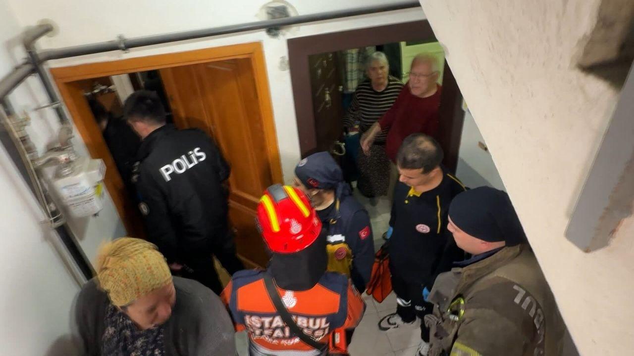 Avcılar'da 13 köpeğiyle yaşadığı dairede uyuyakaldı; itfaiye kapıyı kırınca uyandı