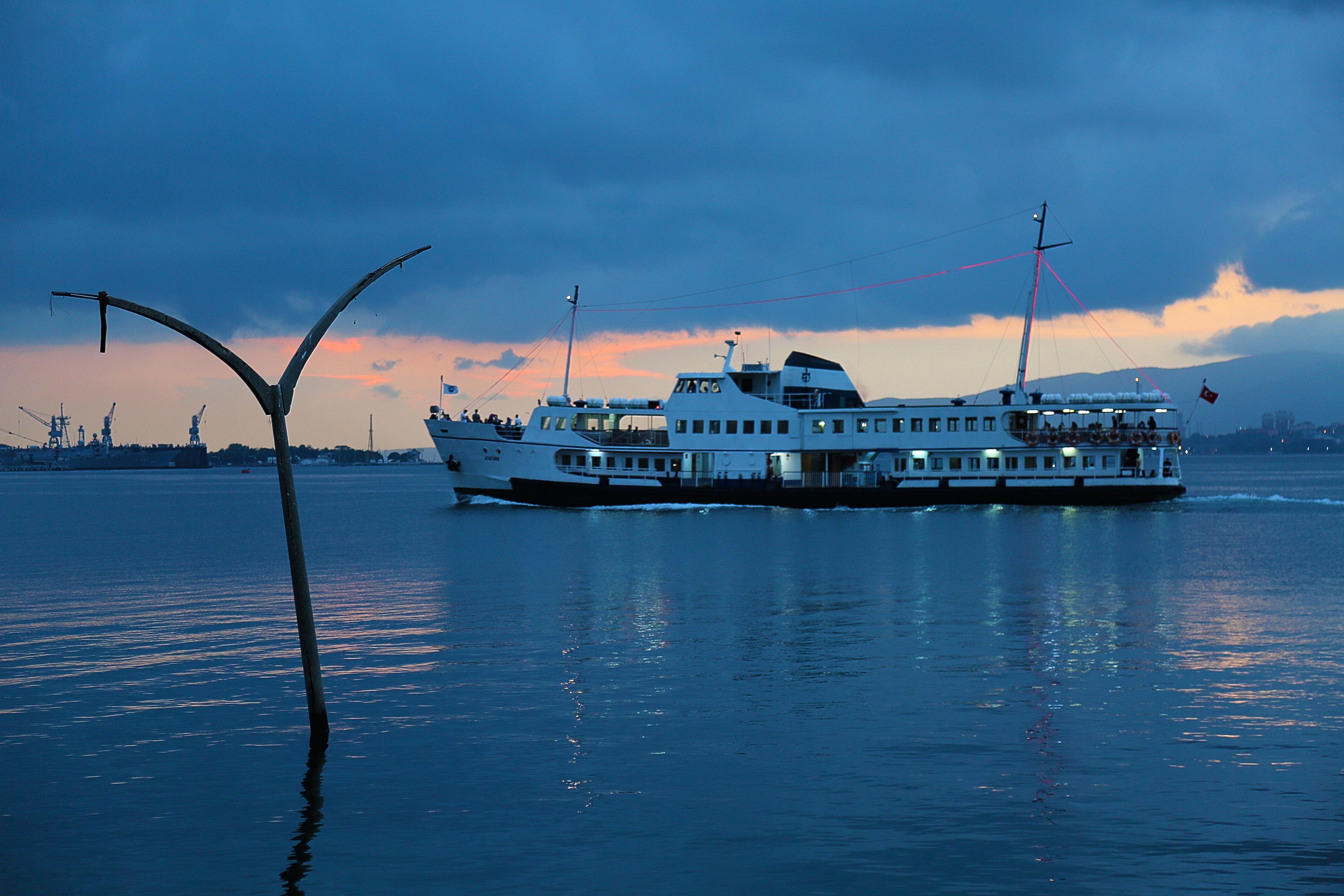 Marmara Depremi'nin 27. yılında hayatını kaybedenler anıldı