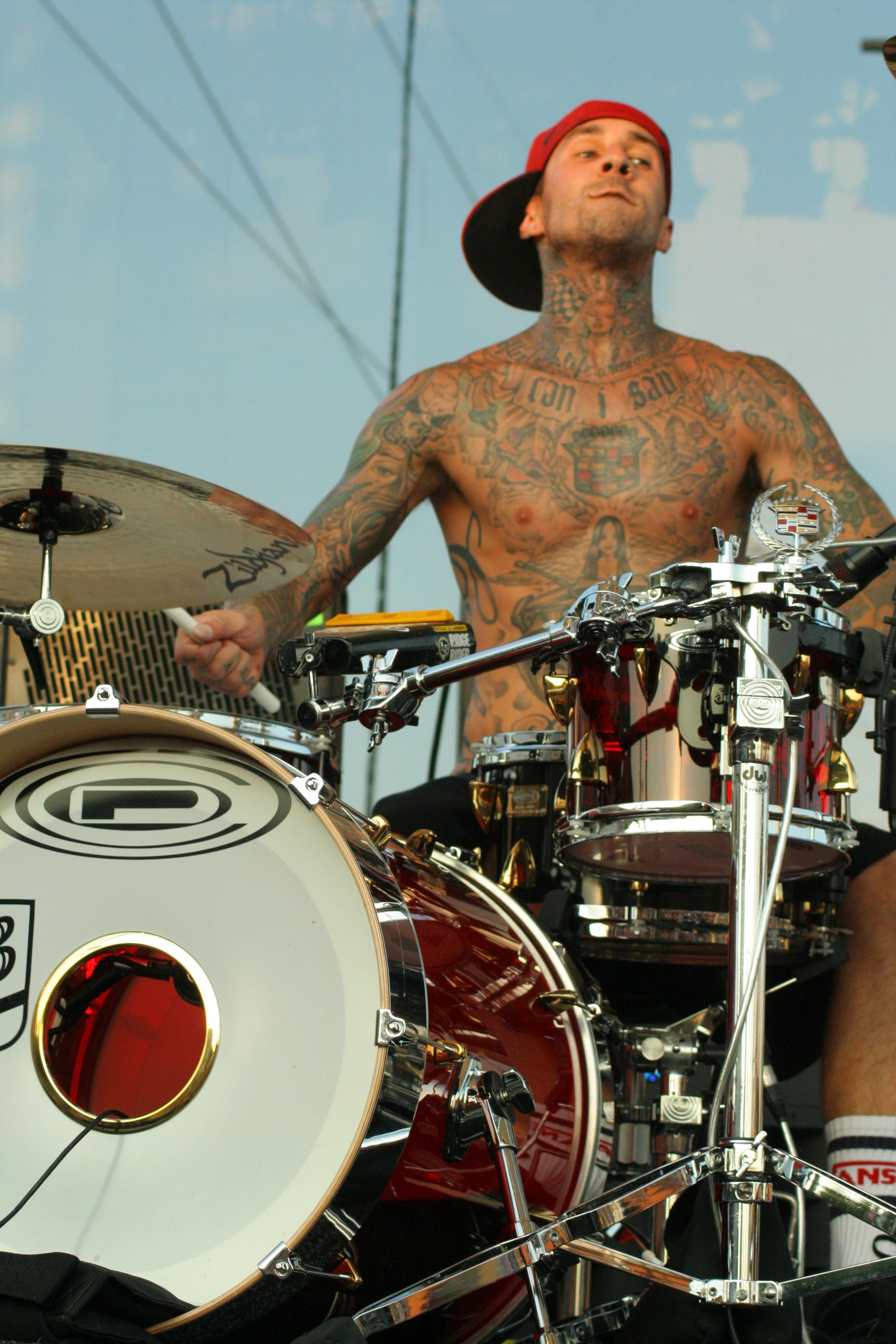 Blink-182'nin davulcusu Travis Barker sinir ameliyatı oldu