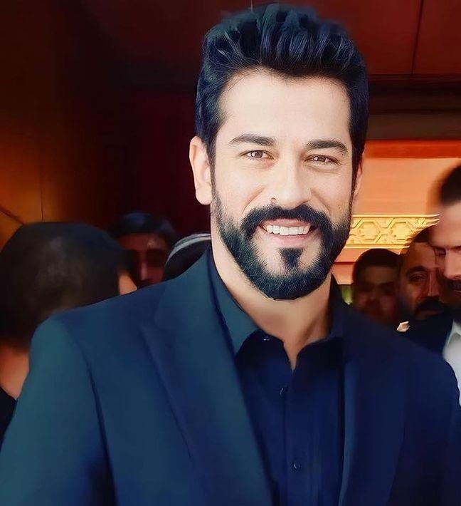 Burak Özçivit set arasında ailesiyle buluştu