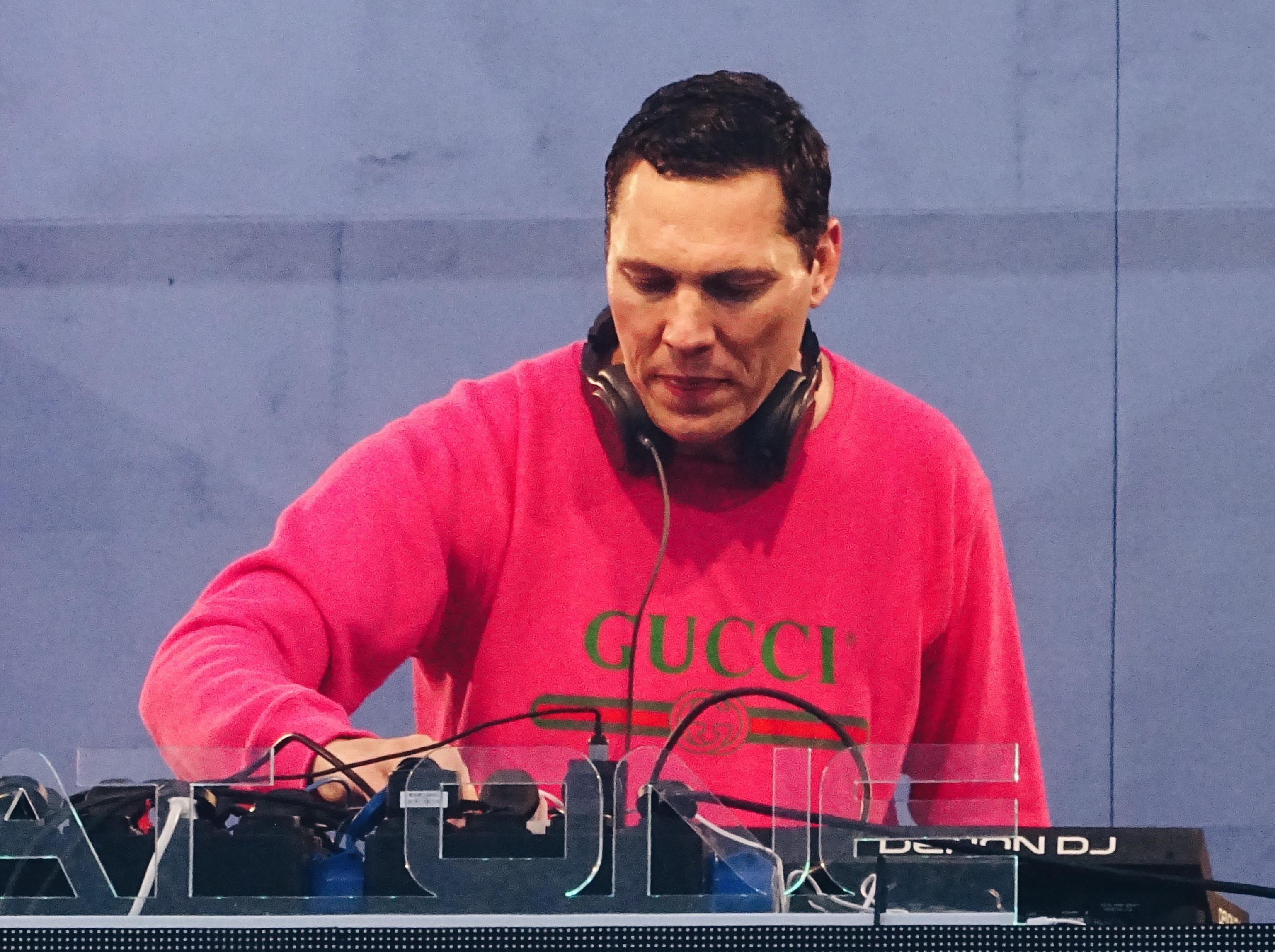 Dünyaca ünlü DJ Tiësto İstanbul'da Türk tatlılarını deneyimledi