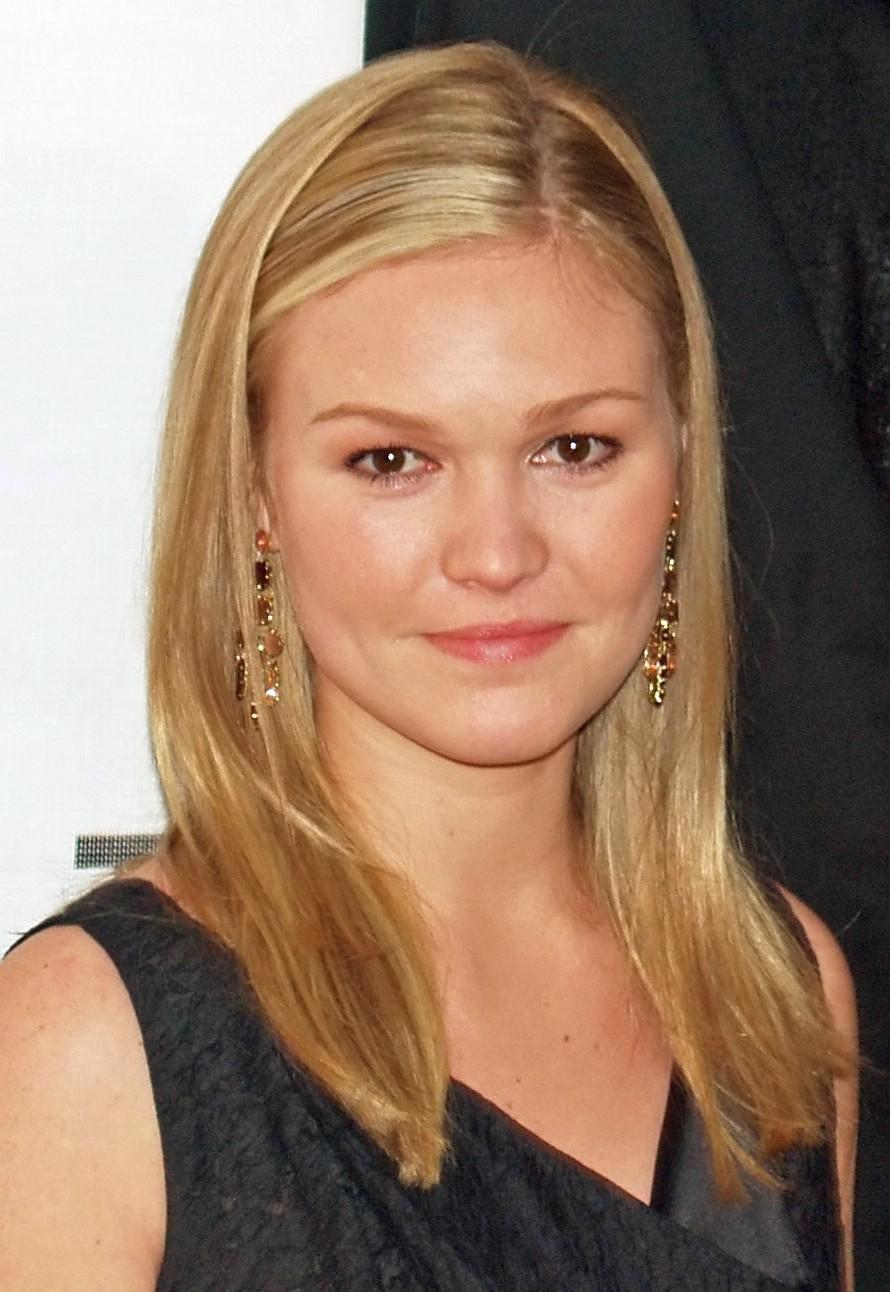 Julia Stiles kaburga sakatlığına rağmen DWTS sahnesine çıktı