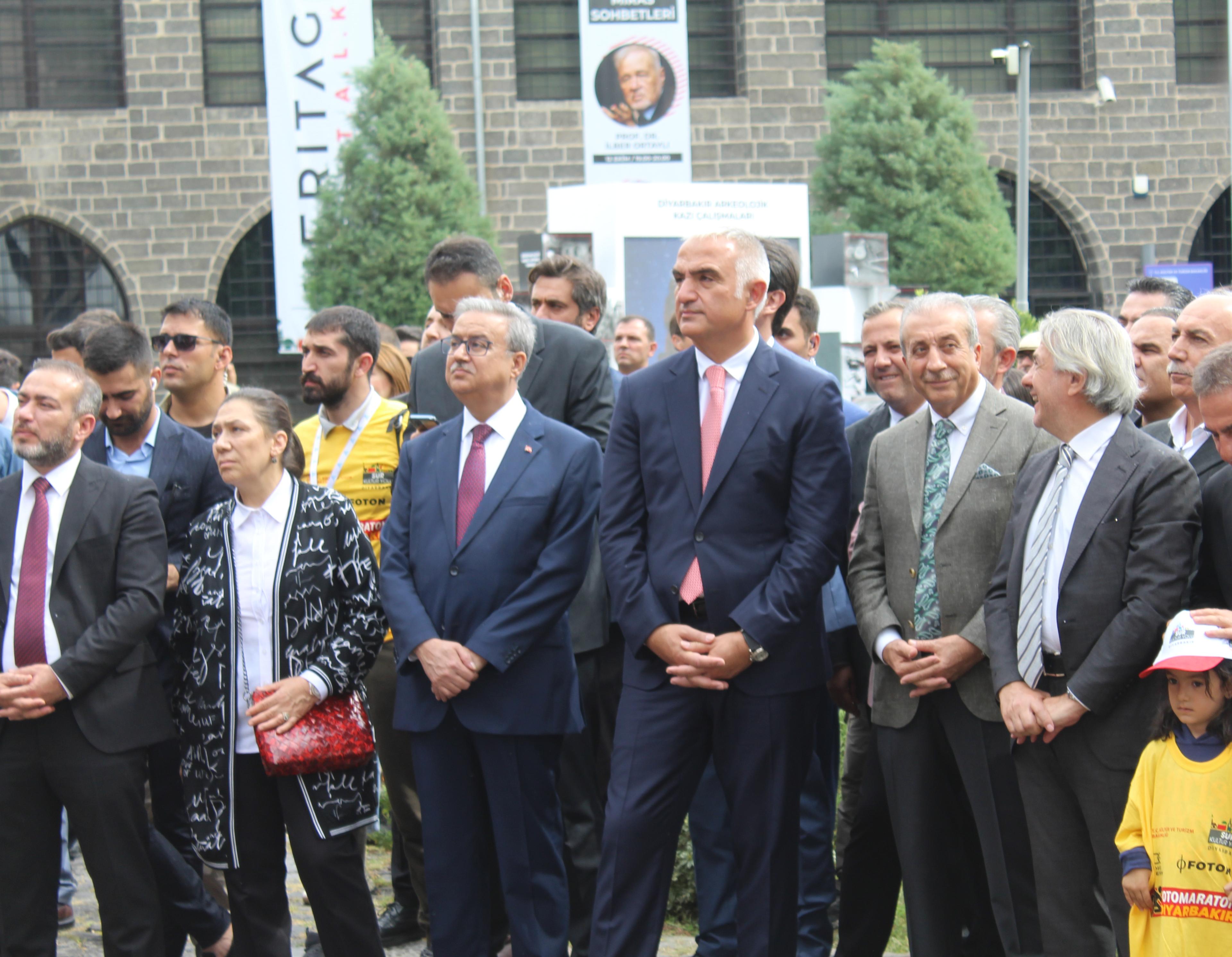 Bakan Ersoy ile Acun Ilıcalı turizm tanıtımı için görüştü