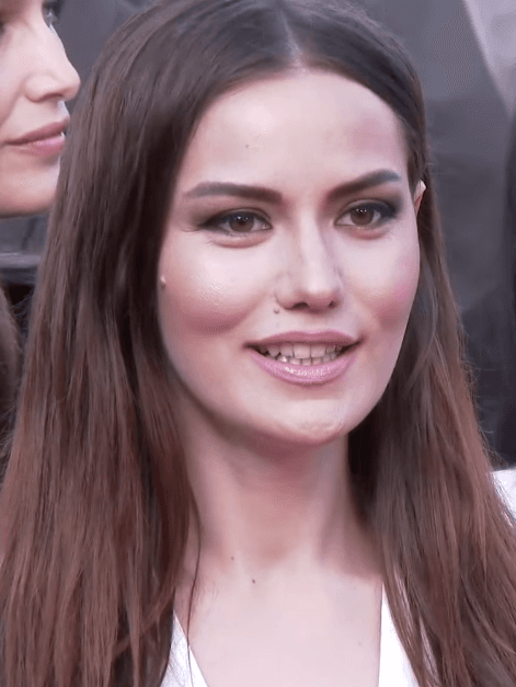 Fahriye Evcen'in kalp şeklindeki çantası gündem oldu