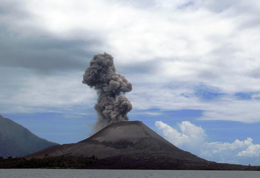 Endonezya'da Anak Krakatau Yanardağı'nda patlamalar