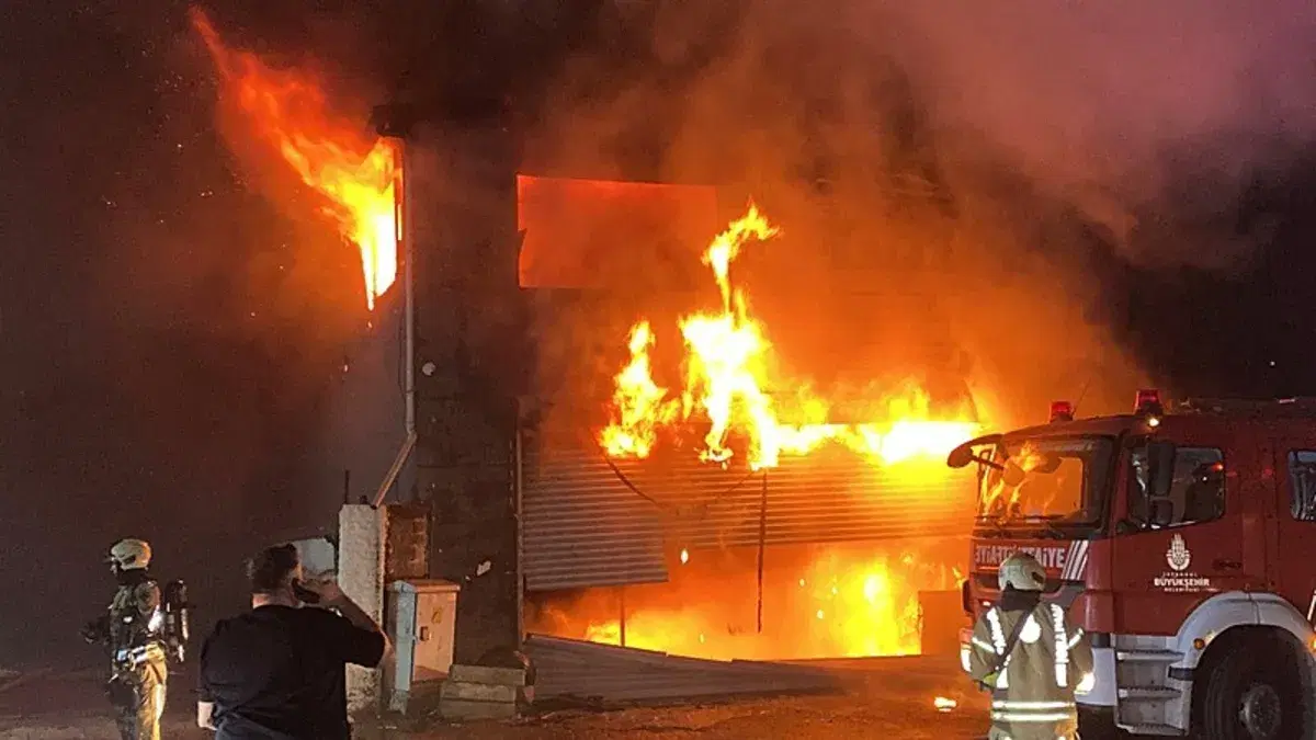Esenyurt'ta lastikçi yangını 5 iş yerine sıçradı