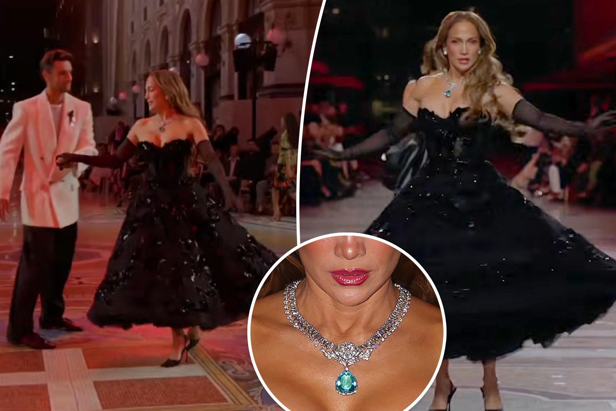 Vogue World Milano'da Jennifer Lopez ve MGK sahnede buluştu