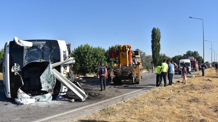 Afyonkarahisar'da otobüs devrildi: 22 yaralı