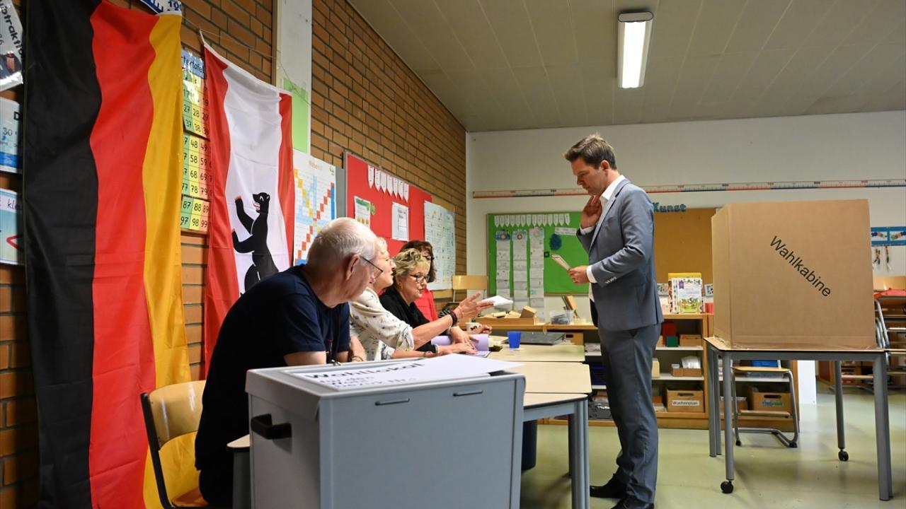 Almanya'da Berlin seçimini Sol Parti önde kapattı