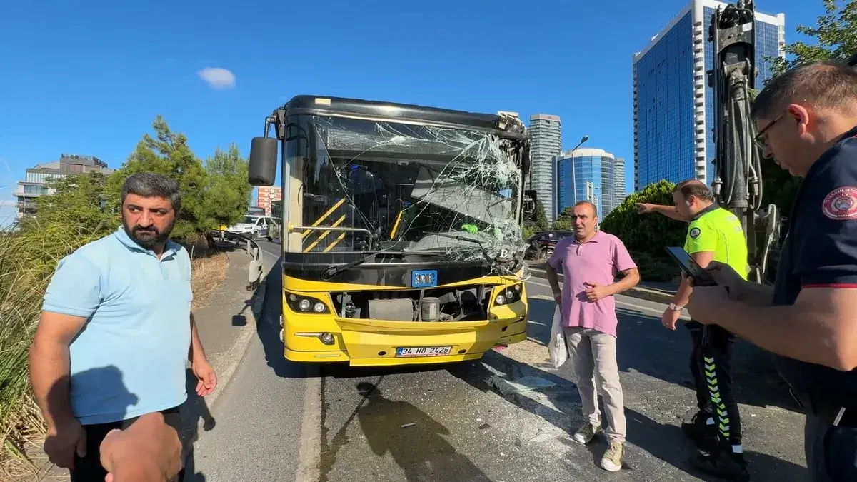 Beşiktaş'ta İETT otobüsü iş makinesine çarptı: 5 yaralı
