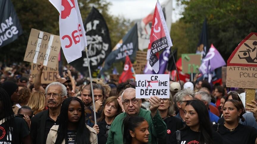 Paris'te binler 'polislere öldürme ehliyeti' yasasına karşı yürüdü