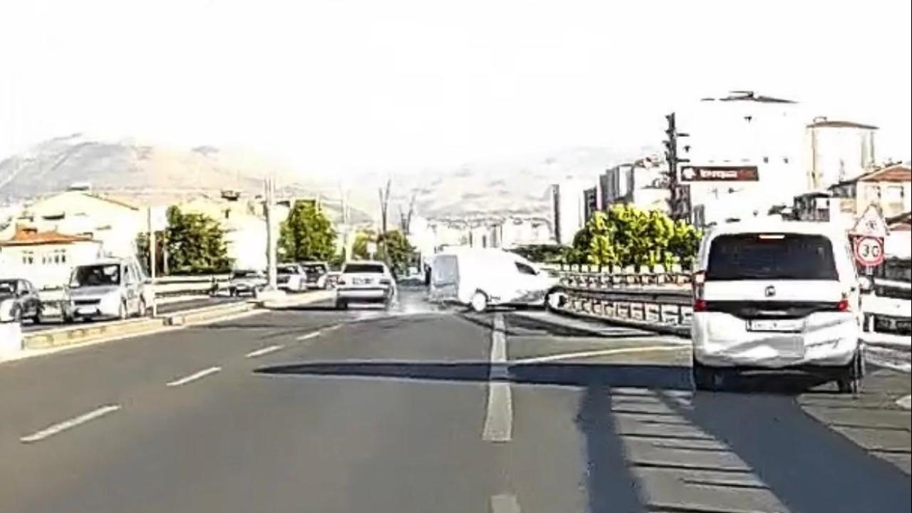 Kayseri'de Trafik Kazası: Araç Bariyere Çarptı