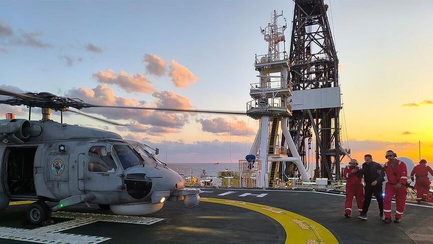 Fatih sondaj gemisinde iş kazası: Yaralı personel helikopterle tahliye edildi