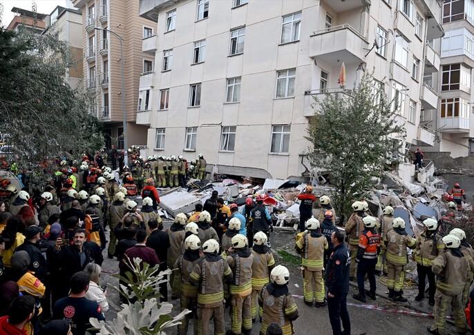 Maltepe'de 7 katlı binanın alt katları çöktü, arama kurtarma başladı