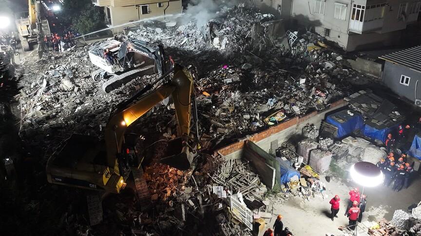 Maltepe'de çöken binada 2 kişi hayatını kaybetti, 3 kişi aranıyor