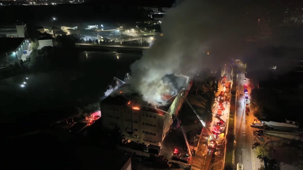 Tuzla'da ayakkabı fabrikasında yangın: 8 noktadan müdahale