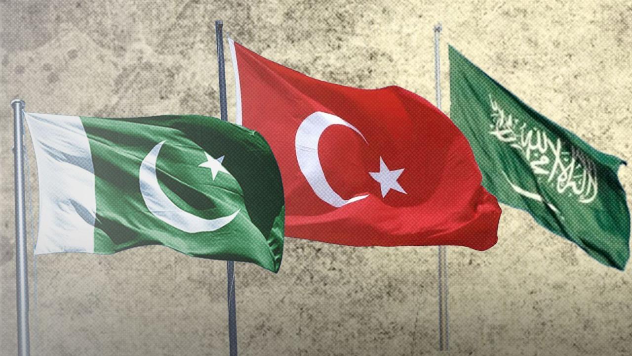 Suudi Arabistan'da simge yapılar üç ülke bayrağıyla ışıklandırıldı