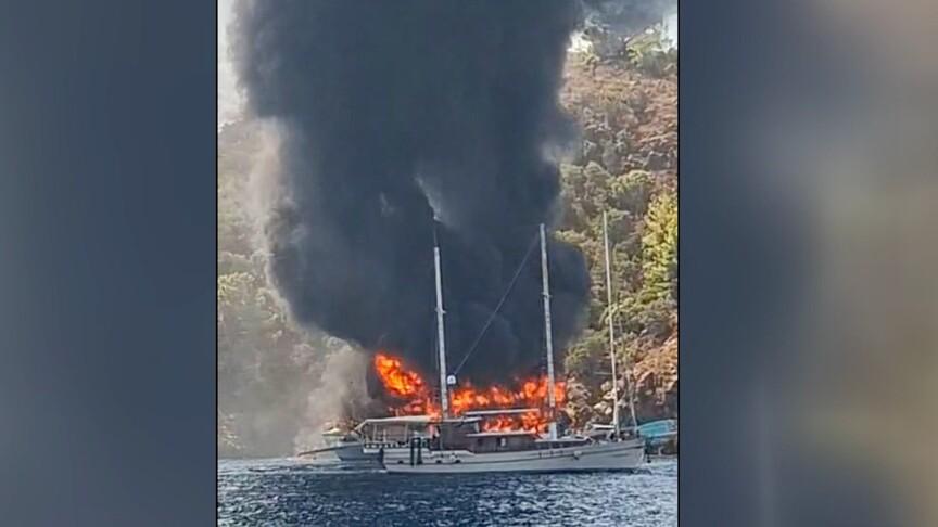 Fethiye'de tur teknesinde yangın: Yolcular denize atladı