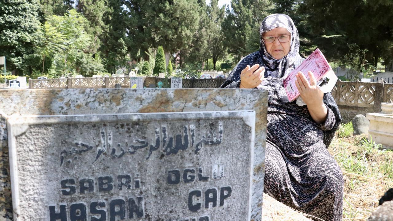 Marmara Depremi'nde evladını kaybeden anne: 27 yıldır acı taze