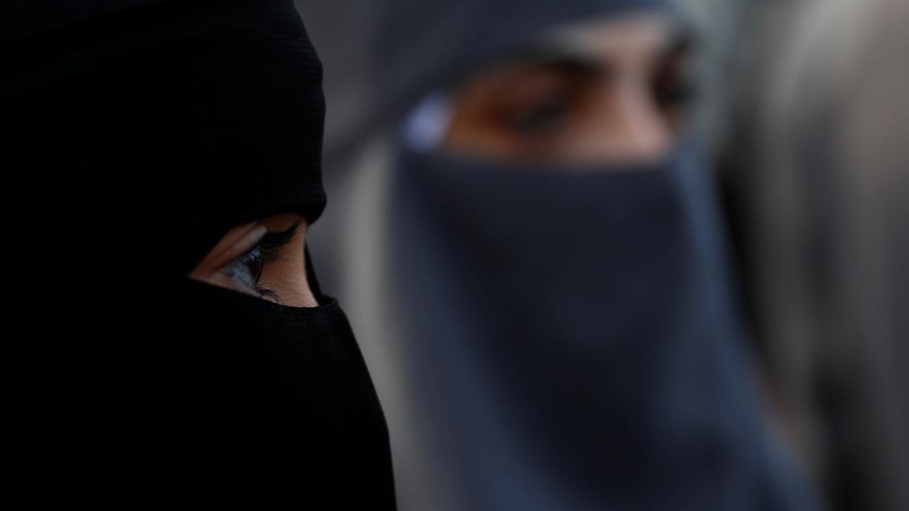 İtalya'da okullara yabancı öğrenci kotası ve burka yasağı