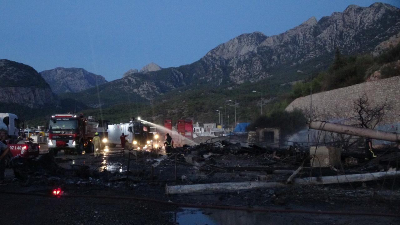 Antalya'da yangın balıkçı barınağına sıçradı, 20'den fazla tekne zarar gördü