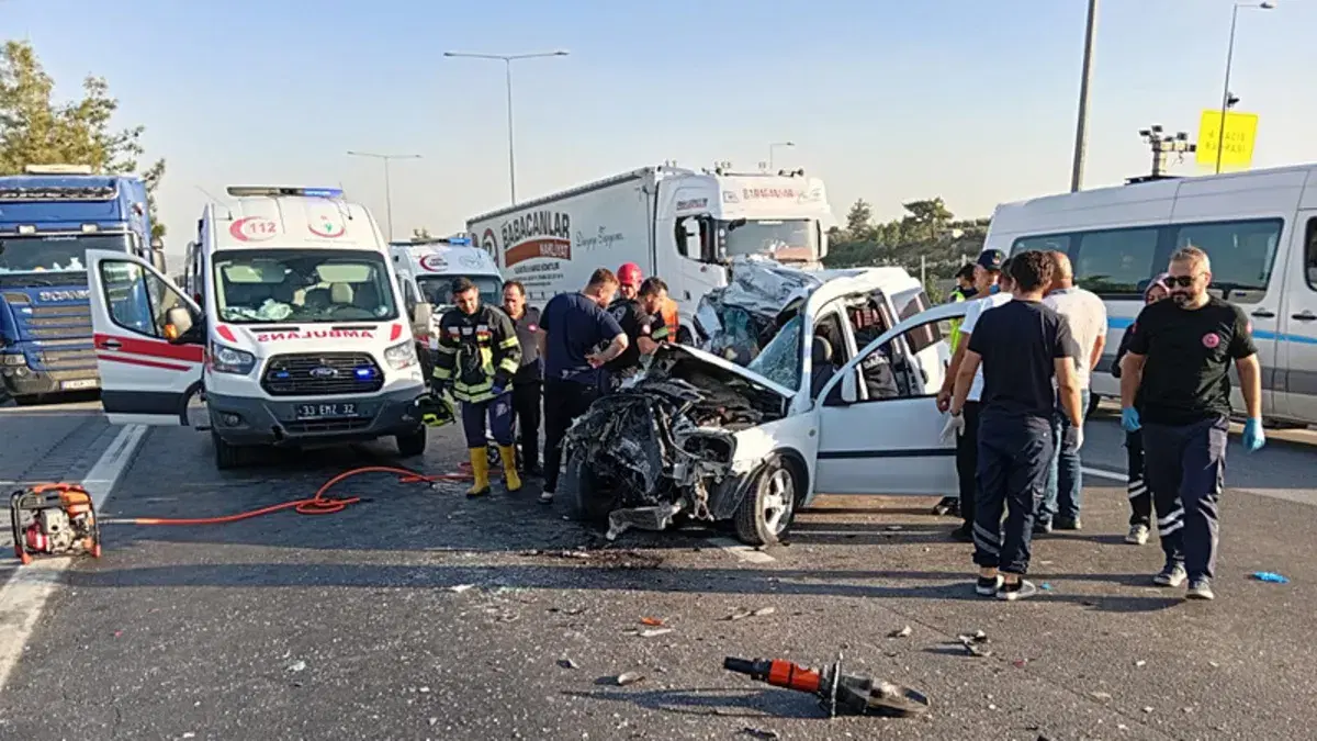 Mersin'de TIR'a çarpan araçta 2 kişi hayatını kaybetti