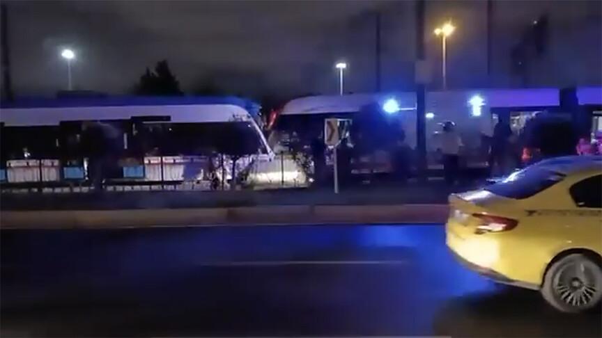 Zeytinburnu'nda iki tramvay çarpıştı
