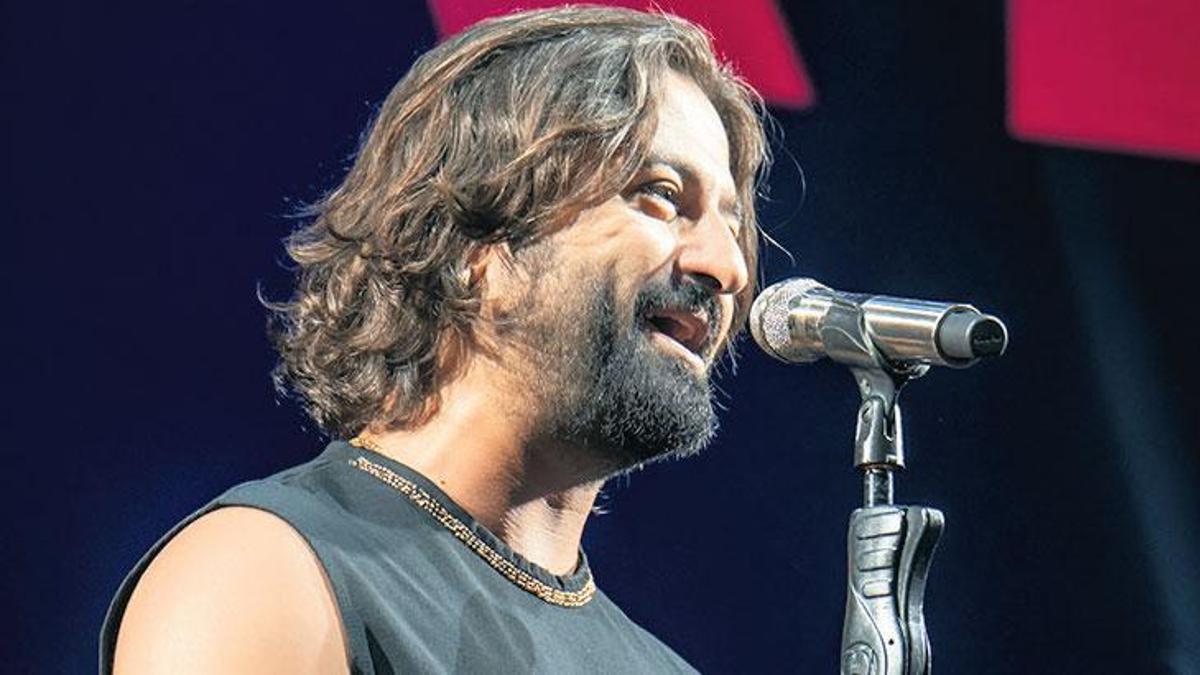 Koray Avcı Ardanuç'ta sahnede tulum çaldı