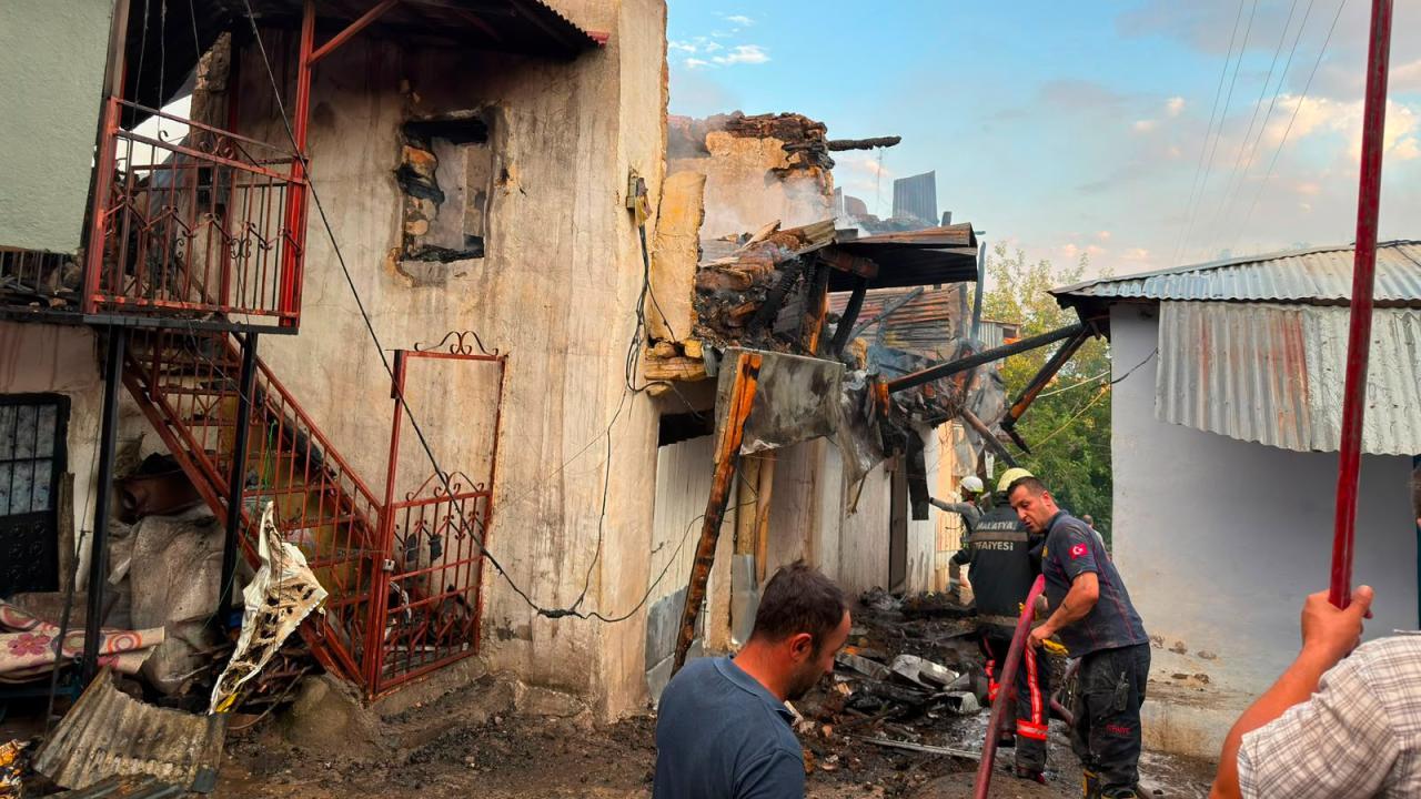 Erzincan'da yangın: 8 ev kullanılamaz hale geldi