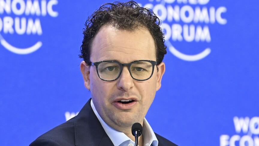 Anthropic CEO'su Amodei'den yapay zeka şirketlerine 'yavaşlama' çağrısı