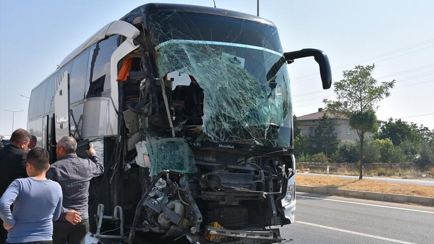 Afyonkarahisar'da otobüs kazası: 1 ölü, 15 yaralı