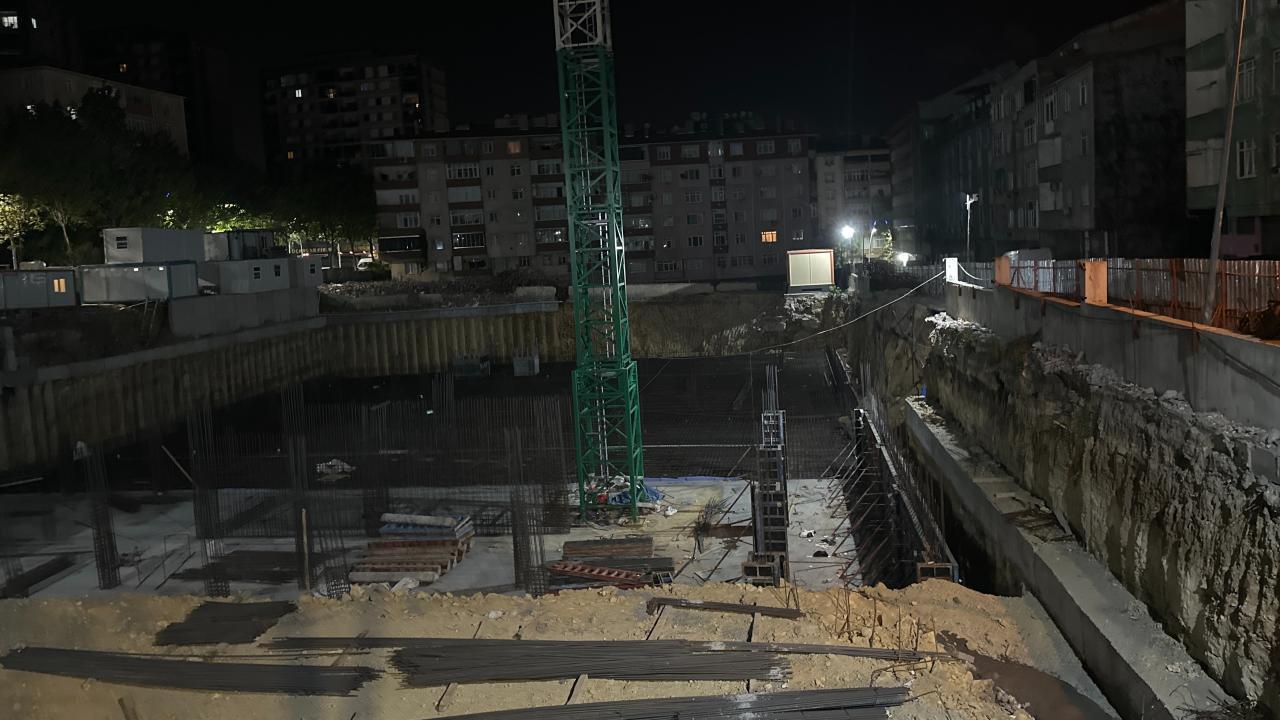 İstanbul Sultangazi'de toprak kayması: Yol trafiğe kapatıldı