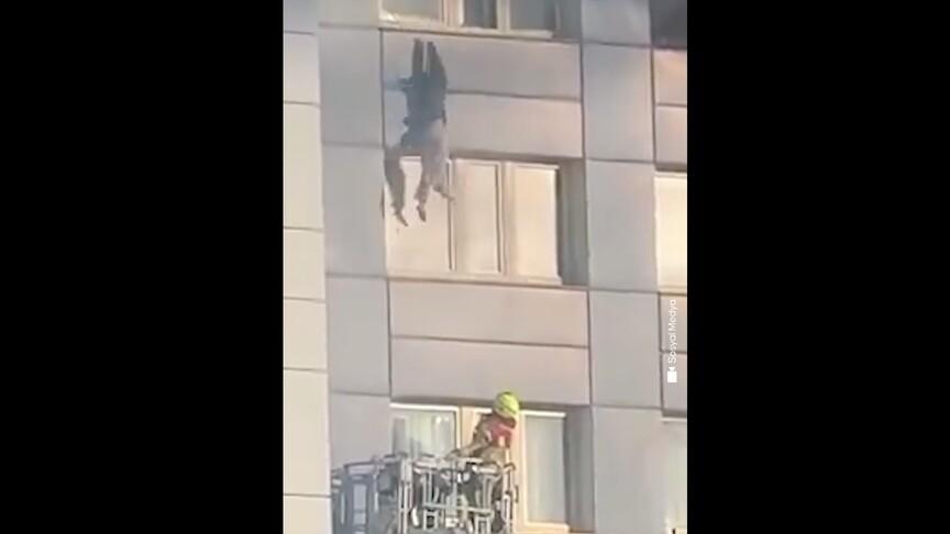 Berlin'de yangında mahsur kalan kadın kurtarma sepetine atlayarak kurtuldu