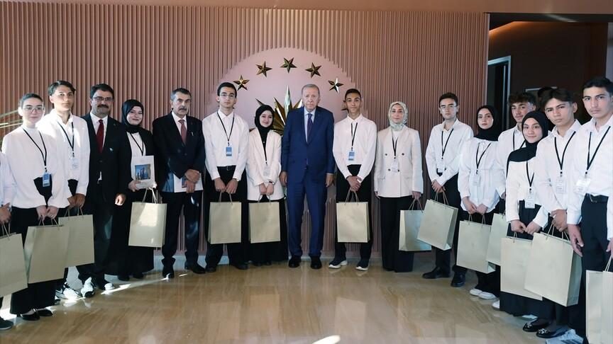Erdoğan, 'Maziden Atiye' programı öğrencilerini Ahlat'ta kabul etti