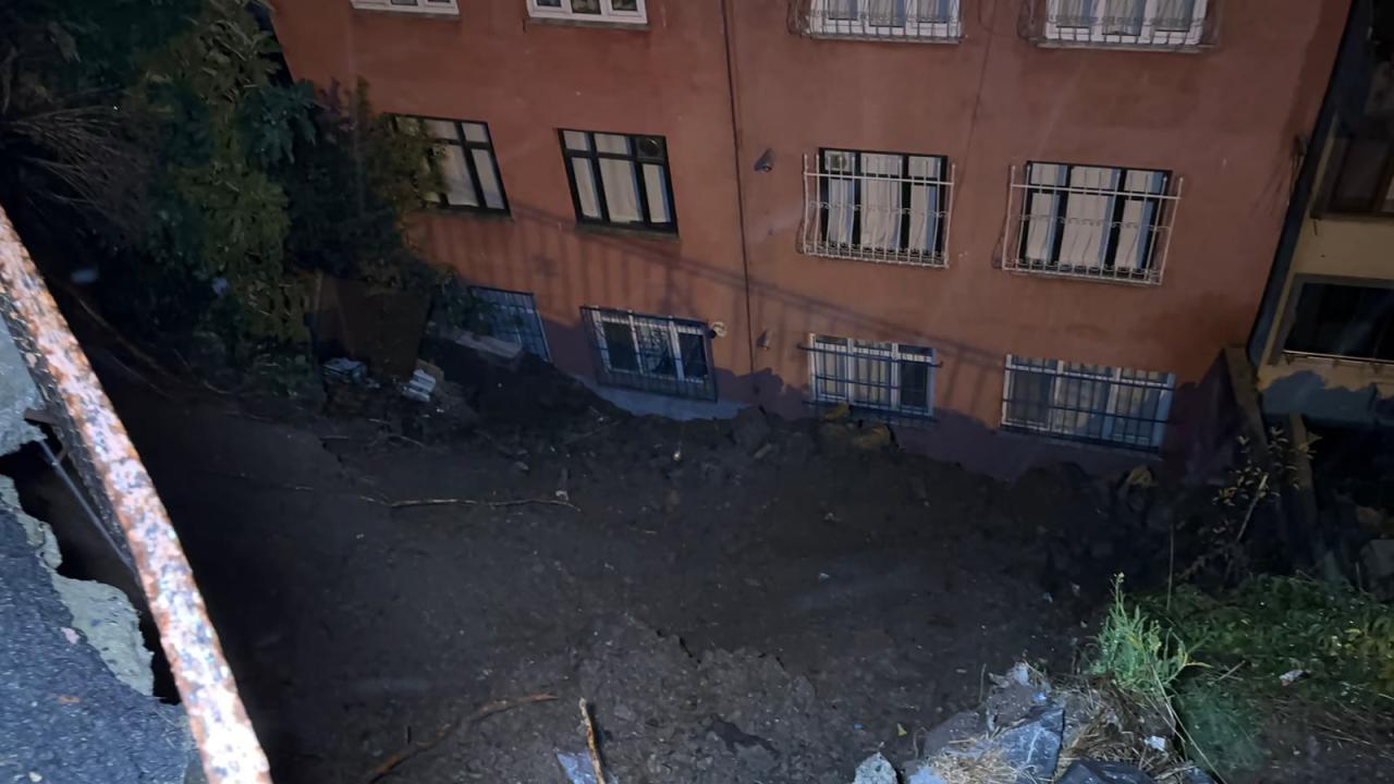 İstanbul ve Ankara'da sağanak: Toprak kaydı, evleri su bastı