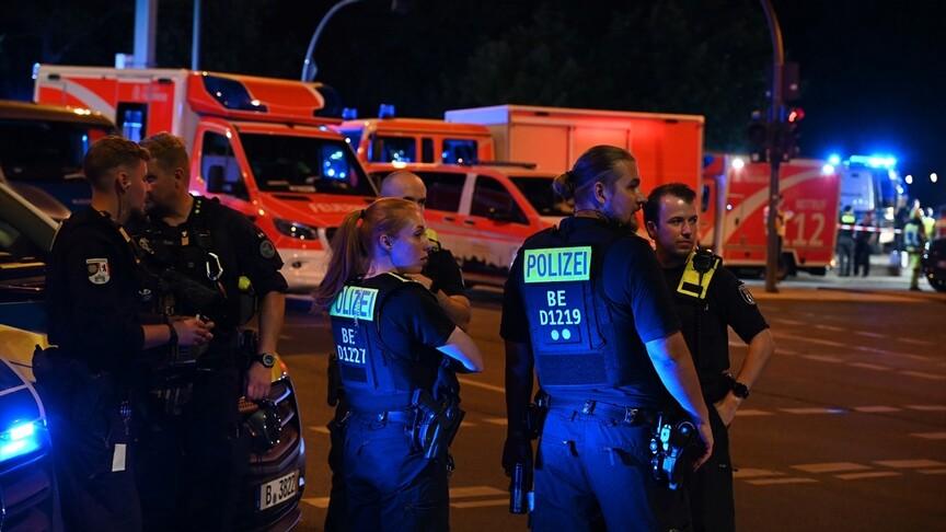 Berlin'de LGBT Yürüyüşü Sırasında Araç Kalabalığa Daldı