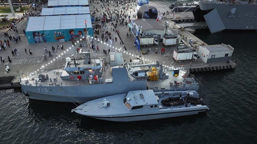 Türk Deniz Kuvvetleri'nin 'Dalgıç-1' botu askeri dalgıçları eğitiyor