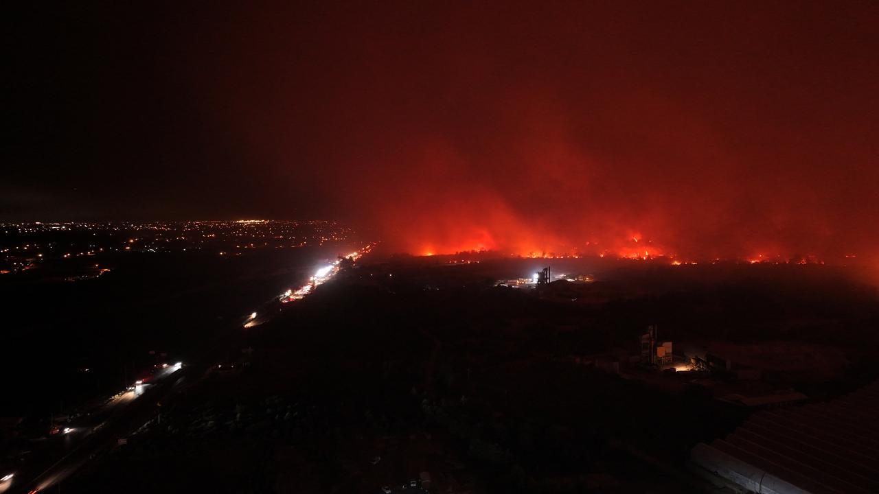 Antalya'nın 3 ilçesinde gece ormanlık alanda yangın